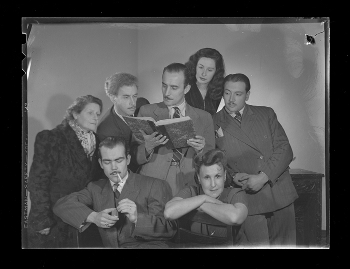 [Edmundo del Solar junto a Marta Ubilla, Ricardo Moller, Mario Ortega, María Maluenda y otros]