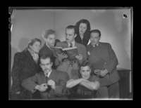 [Edmundo del Solar junto a Marta Ubilla, Ricardo Moller, Mario Ortega, María Maluenda y otros]