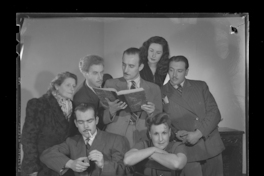 [Edmundo del Solar junto a Marta Ubilla, Ricardo Moller, Mario Ortega, María Maluenda y otros]