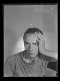 [Hombre con mano en la cabeza]