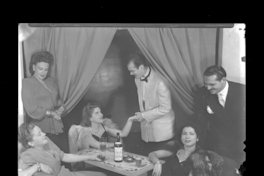 [María Elena Gertner, Mario Ortega, Marta Ubilla y Rosita Muñoz, realizando un radioteatro en la radio Agricultura]