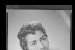 [Mujer apoyada sobre una escultura]