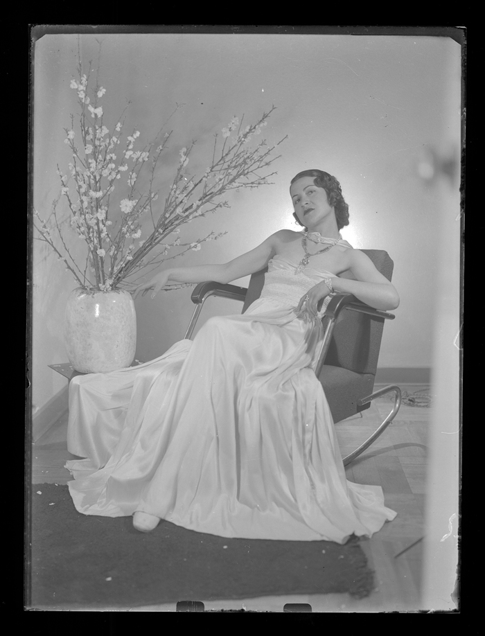 [Mujer en traje de gala]