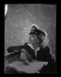 [Mujer vestida de marinero]