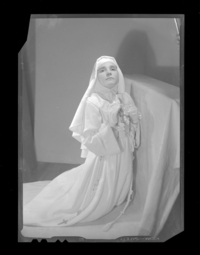 [Niña en el día de su Primera Comunión]