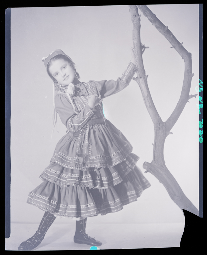 [Norita con vestido de baile regional]