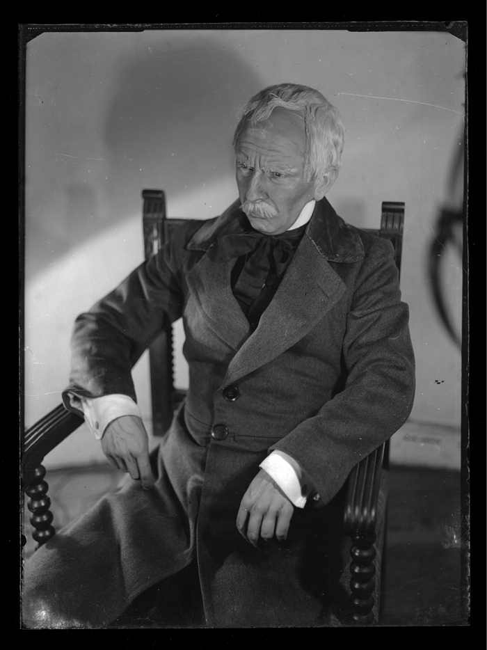 [Personificación de un anciano sentado en una silla]