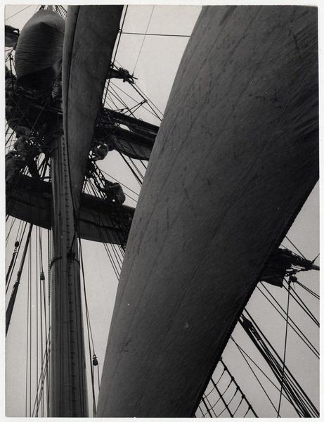 Ejercicio de izar velas en "La Esmeralda"