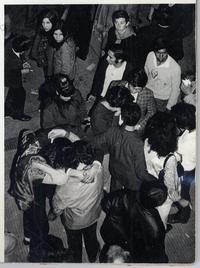 [Grupo de jóvenes reunidos tras la derrota de su candidato]