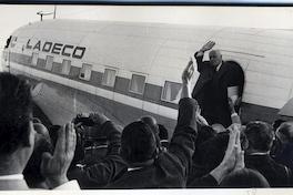 [Jorge Alessandri Rodríguez bajándose de un avión Ladeco]