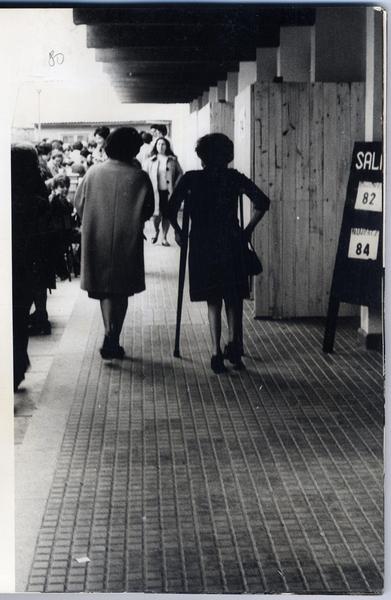 [Mujer con muletas cumpliendo con su deber cívico]