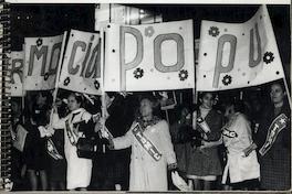 [Mujeres adherentes a Tomic manifestando con carteles]