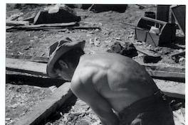 [Trabajador en sus labores de construcción en el astillero]