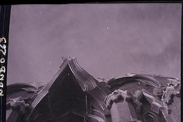 [Detalle de elementos arquitectónicos que decoran la parte superior del exterior de un edificio]