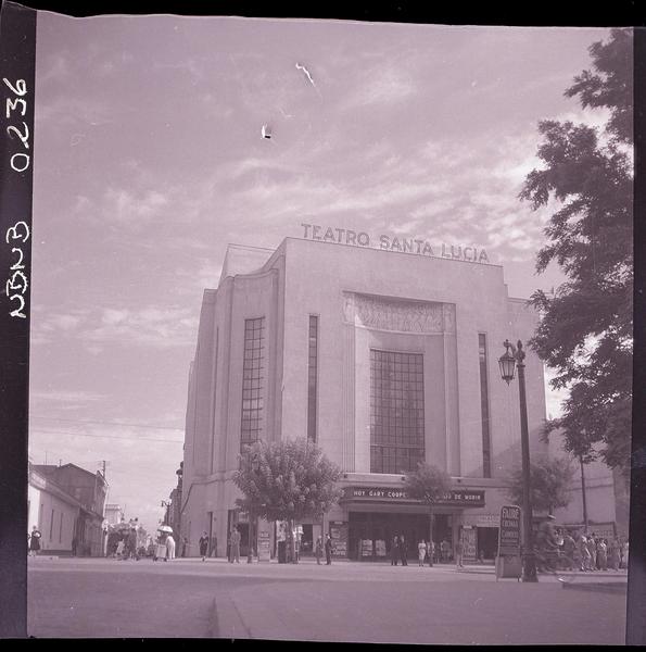 [Grupo de personas en el frontis y alrededor del teatro Santa Lucía]