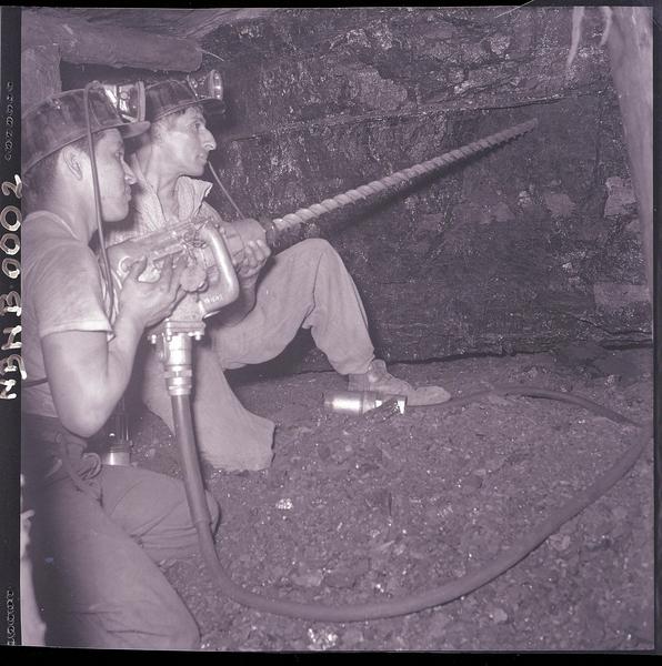 [Mineros en el subterráneo de la mina de carbón de Lota]