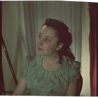 [Retrato de medio cuerpo de una señorita con un gesto de tristeza]