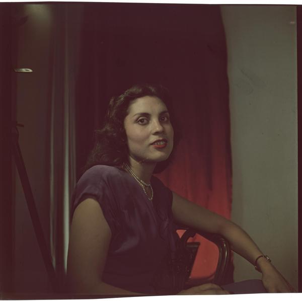 [Retrato de medio cuerpo de una señorita con un gesto de alegría]