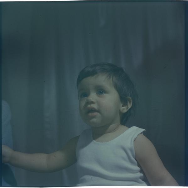 [Retrato plano medio corto de una pequeña niña con carita sonriente]