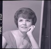 [Retrato plano medio corto de una señorita]