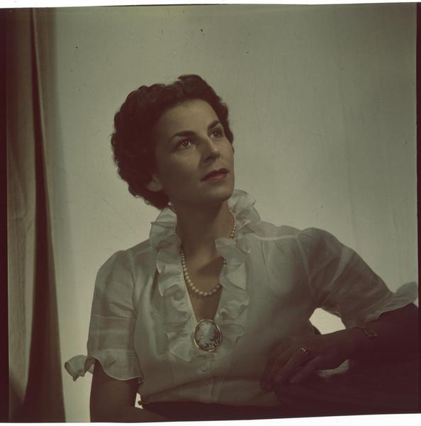 [Señora con collar de perlas y un broche camafeo]