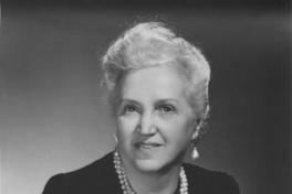 Mujer con collar de perlas