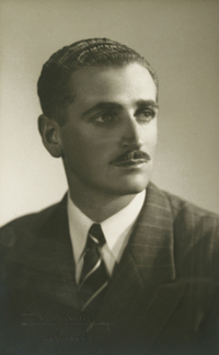 [Hombre rubio de pelo corto, rizado, ojos claros y elegante]