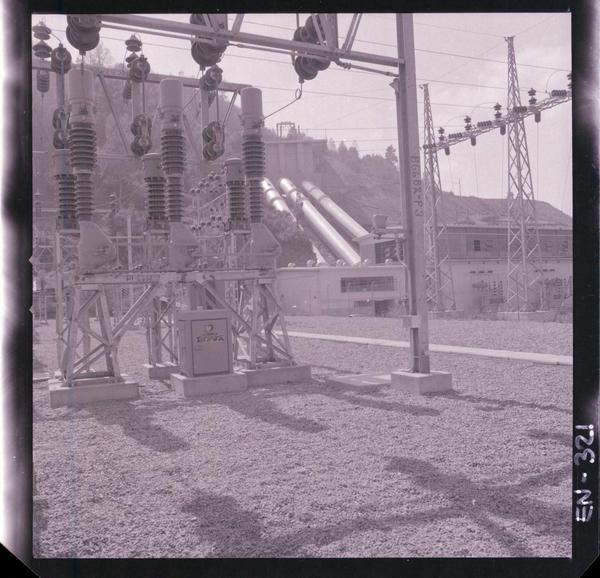 [Aspecto del patio de alta tensión y torres de conducción junto al edificio de la Central Hidroeléctrica]
