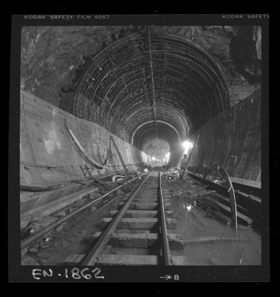 Aspecto de túneles en etapa de terminación, uso de moldajes retráctiles y hormigonado de bóveda