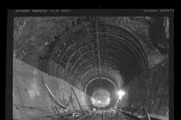 Aspecto de túneles en etapa de terminación, uso de moldajes retráctiles y hormigonado de bóveda