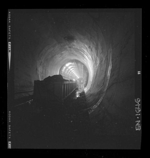 Aspecto de túneles en etapa de terminación, uso de moldajes retráctiles y hormigonado de bóveda