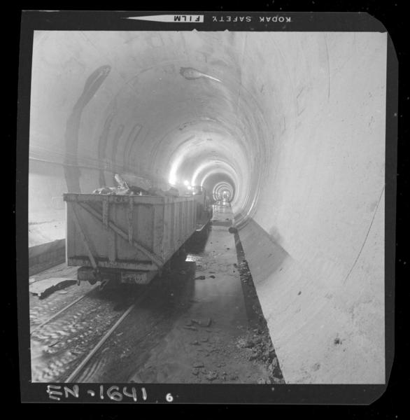 Aspecto de túneles en etapa de terminación, uso de moldajes retráctiles y hormigonado de bóveda