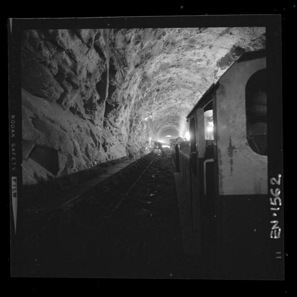 Aspecto de túneles en etapa de terminación, uso de moldajes retráctiles y hormigonado de bóveda