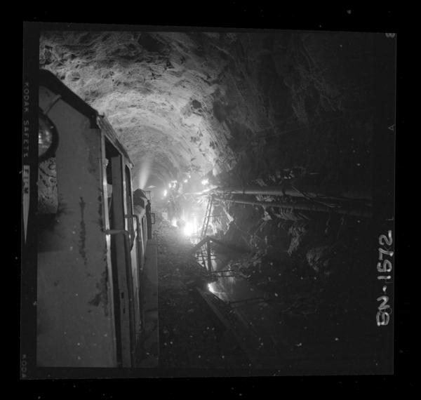 Aspecto de túneles en etapa de terminación, uso de moldajes retráctiles y hormigonado de bóveda