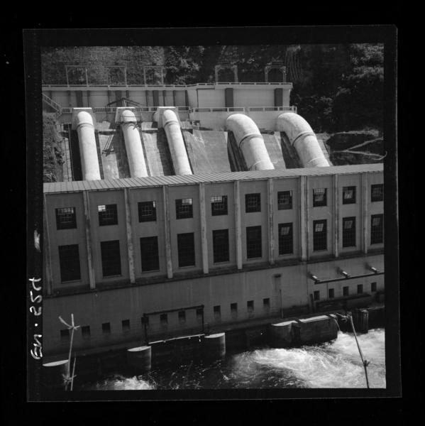 Aspectos de la central y su entorno : edificio de 10.000 m2 y las 5 tuberías de 52 m. de longitud, 3 de ellas tienen 2,30 m. de diámetro y las restantes 3,70 m. diámetro