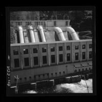 Aspectos de la central y su entorno : edificio de 10.000 m2 y las 5 tuberías de 52 m. de longitud, 3 de ellas tienen 2,30 m. de diámetro y las restantes 3,70 m. diámetro