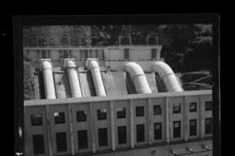 Aspectos de la central y su entorno : edificio de 10.000 m2 y las 5 tuberías de 52 m. de longitud, 3 de ellas tienen 2,30 m. de diámetro y las restantes 3,70 m. diámetro
