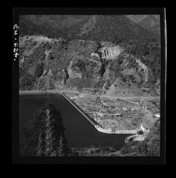 Bocatoma, barrera de 150 m. de largo, provista de compuertas que atajan el río Laja y desvían su caudal hacia el canal de aducción