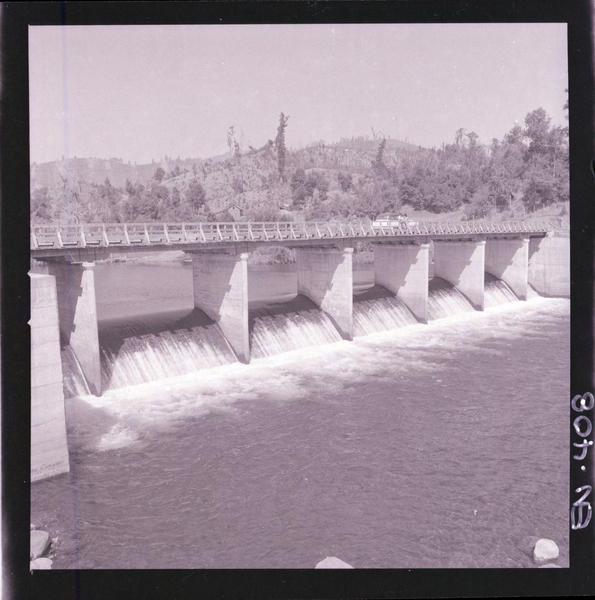 [Bocatoma ubicada en el desagüe de la laguna Pullinque]