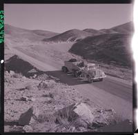 [Camiones de transporte en el camino al mineral de hierro "El Algarrobo"]