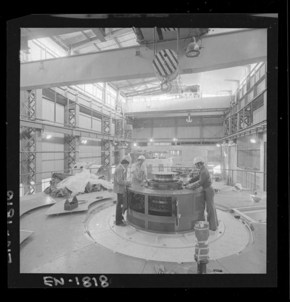 [Casa de máquinas en una segunda etapa : montaje del generador]