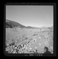 [Casa de máquinas en una segunda etapa : defensas en el río Laja, para proteger el patio de alta tensión contiguo a la casa de máquinas]