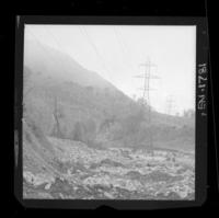 [Casa de máquinas en una segunda etapa : torres de conducción en la zona de Antuco]