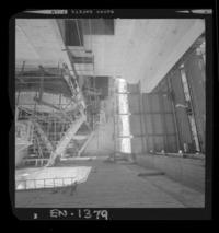 Casa de máquinas en una segunda etapa : vista exterior, interior y aspectos del montaje de los equipos, incluyendo el caracol de la turbina