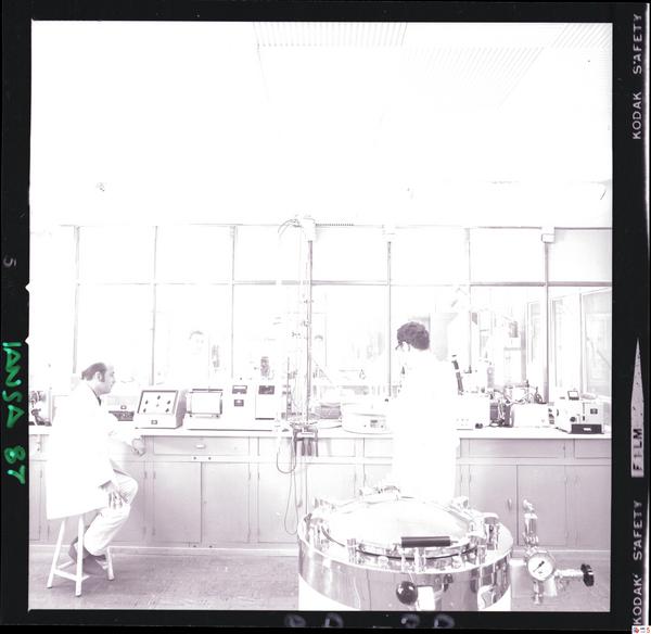 [Científicos trabajando en el laboratorio del Campo Experimental Iansa]