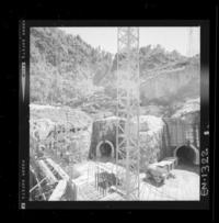 Construcción de la casa de máquinas, se aprecia la salida de dos túneles que alimentarán las turbinas.