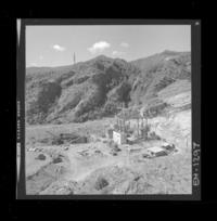 Construcción de la casa de máquinas, se aprecia la salida de dos túneles que alimentarán las turbinas.