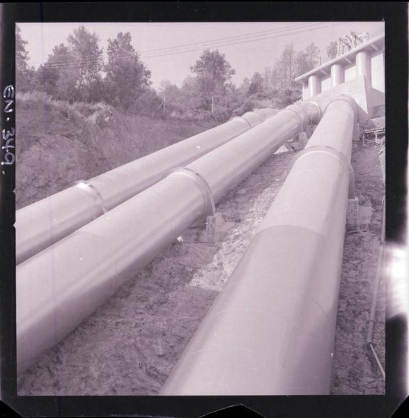 [Detalle de las tres tuberías de acero construidas por CAP : 3,60 m. de diámetro y 80 m. de longitud]