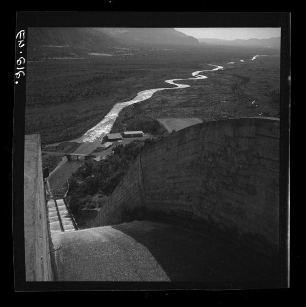 [Detalle de tuberías y Rápido de Descarga (obras de seguridad) con vista al río Laja]