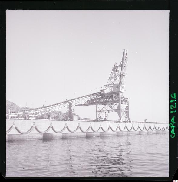 [Faja transportadora de minerales en el puerto de embarque]